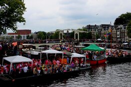 Weersvoorspellingen kunnen pret niet drukken op Pride Amsterdam (fotoalbum)