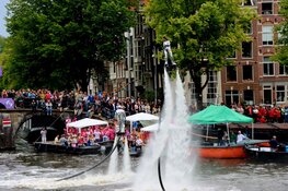 Weersvoorspellingen kunnen pret niet drukken op Pride Amsterdam (fotoalbum)