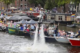 Weersvoorspellingen kunnen pret niet drukken op Pride Amsterdam (fotoalbum)