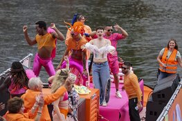 Weersvoorspellingen kunnen pret niet drukken op Pride Amsterdam (fotoalbum)