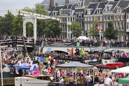 Weersvoorspellingen kunnen pret niet drukken op Pride Amsterdam (fotoalbum)