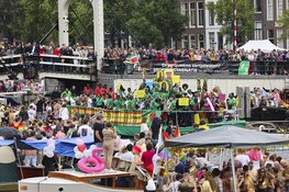 Weersvoorspellingen kunnen pret niet drukken op Pride Amsterdam (fotoalbum)