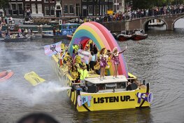 Weersvoorspellingen kunnen pret niet drukken op Pride Amsterdam (fotoalbum)
