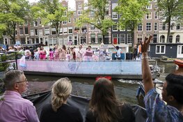 Weersvoorspellingen kunnen pret niet drukken op Pride Amsterdam (fotoalbum)