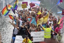 Weersvoorspellingen kunnen pret niet drukken op Pride Amsterdam (fotoalbum)