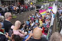 Weersvoorspellingen kunnen pret niet drukken op Pride Amsterdam (fotoalbum)