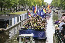 Weersvoorspellingen kunnen pret niet drukken op Pride Amsterdam (fotoalbum)