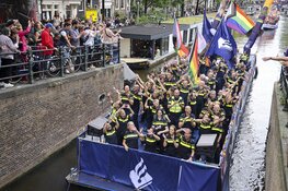 Weersvoorspellingen kunnen pret niet drukken op Pride Amsterdam (fotoalbum)