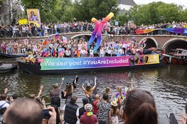 Weersvoorspellingen kunnen pret niet drukken op Pride Amsterdam (fotoalbum)