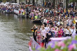 Weersvoorspellingen kunnen pret niet drukken op Pride Amsterdam (fotoalbum)