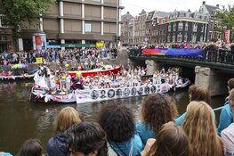Weersvoorspellingen kunnen pret niet drukken op Pride Amsterdam (fotoalbum)