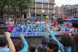 Weersvoorspellingen kunnen pret niet drukken op Pride Amsterdam (fotoalbum)