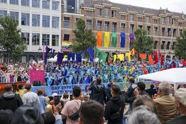 Weersvoorspellingen kunnen pret niet drukken op Pride Amsterdam (fotoalbum)