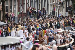 Weersvoorspellingen kunnen pret niet drukken op Pride Amsterdam (fotoalbum)