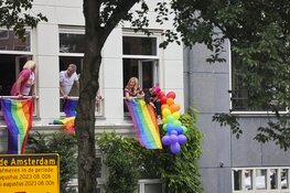 Weersvoorspellingen kunnen pret niet drukken op Pride Amsterdam (fotoalbum)