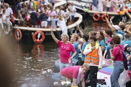 Weersvoorspellingen kunnen pret niet drukken op Pride Amsterdam (fotoalbum)