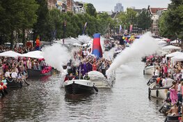 Weersvoorspellingen kunnen pret niet drukken op Pride Amsterdam (fotoalbum)