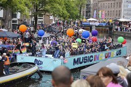 Weersvoorspellingen kunnen pret niet drukken op Pride Amsterdam (fotoalbum)