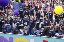 Weersvoorspellingen kunnen pret niet drukken op Pride Amsterdam (fotoalbum)