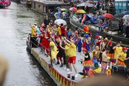 Weersvoorspellingen kunnen pret niet drukken op Pride Amsterdam (fotoalbum)