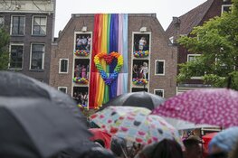 Weersvoorspellingen kunnen pret niet drukken op Pride Amsterdam (fotoalbum)