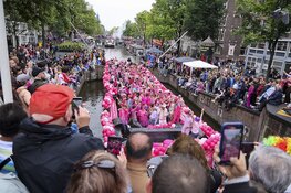 Weersvoorspellingen kunnen pret niet drukken op Pride Amsterdam (fotoalbum)