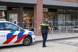 Politie op zoek naar twee verdachten na overval op winkel in Diemen