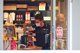 Politie op zoek naar twee verdachten na overval op winkel in Diemen