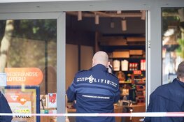 Politie op zoek naar twee verdachten na overval op winkel in Diemen