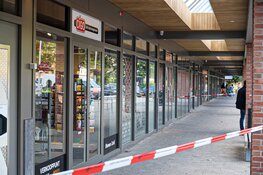 Politie op zoek naar twee verdachten na overval op winkel in Diemen