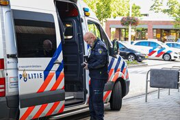 Politie op zoek naar twee verdachten na overval op winkel in Diemen