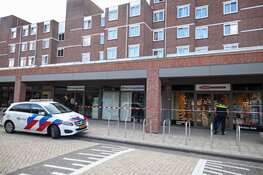 Politie op zoek naar twee verdachten na overval op winkel in Diemen