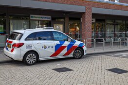 Politie op zoek naar twee verdachten na overval op winkel in Diemen
