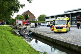 Auto te water in Amsterdam-Zuidoost
