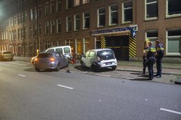 Automobilist rijdt tegen twee geparkeerde auto&#39;s in Amsterdam