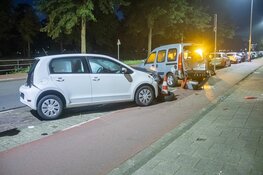 Automobilist rijdt tegen twee geparkeerde auto&#39;s in Amsterdam