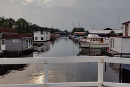 Hulpdiensten zoeken op de Nieuwe Meer in Amsterdam tevergeefs naar mogelijke drenkeling