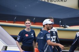 F1-coureur Daniel Ricciardo vaart door de Amsterdamse grachten