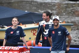 F1-coureur Daniel Ricciardo vaart door de Amsterdamse grachten
