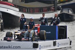 F1-coureur Daniel Ricciardo vaart door de Amsterdamse grachten