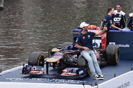 F1-coureur Daniel Ricciardo vaart door de Amsterdamse grachten