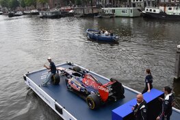 F1-coureur Daniel Ricciardo vaart door de Amsterdamse grachten