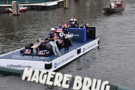 F1-coureur Daniel Ricciardo vaart door de Amsterdamse grachten