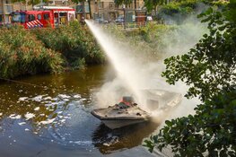 Motorboot in brand in Amsterdam