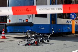 Fietser aangereden door tram aan Roelof Hartstraat