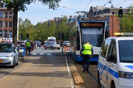 Fietser aangereden door tram aan Roelof Hartstraat