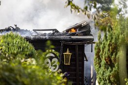 Tuinhuisje in vlammen opgegaan bij natuur tuinpark Amstelglorie