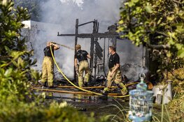 Tuinhuisje in vlammen opgegaan bij natuur tuinpark Amstelglorie