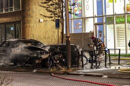 Flinke autobrand in West, twee voertuigen verwoest