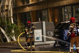Flinke autobrand in West, twee voertuigen verwoest